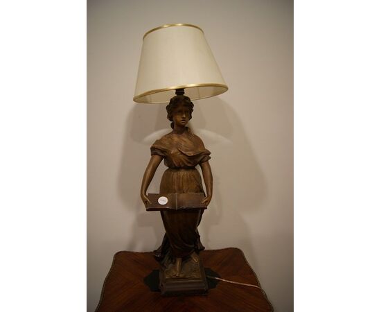 Coppia di antiche lampade francesi stile Liberty in terracotta raffiguranti dame di inizio 1900