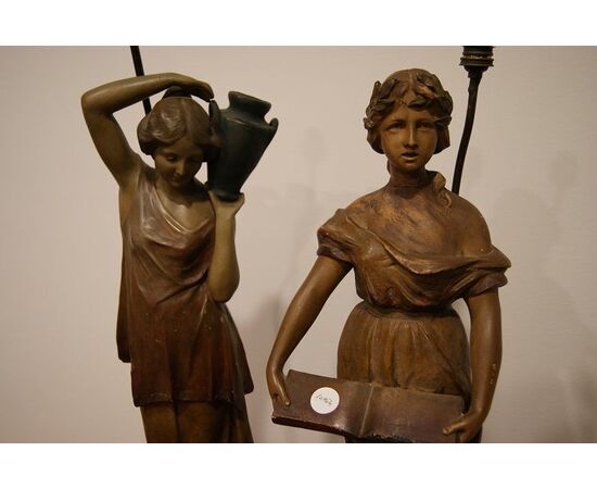 Coppia di antiche lampade francesi stile Liberty in terracotta raffiguranti dame di inizio 1900