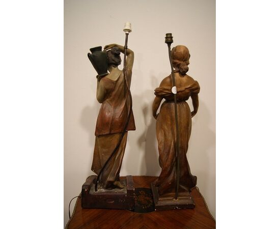 Coppia di antiche lampade francesi stile Liberty in terracotta raffiguranti dame di inizio 1900