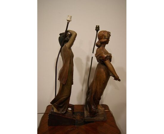 Coppia di antiche lampade francesi stile Liberty in terracotta raffiguranti dame di inizio 1900