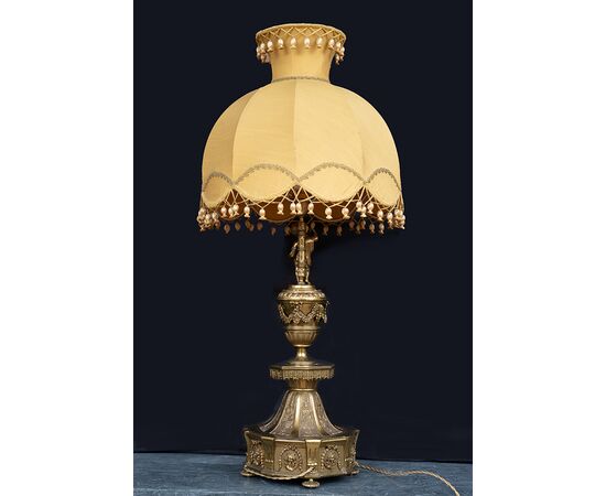 Lampada antica in ottone stile Napoleone III Francese appartenente agli inizi del XX secolo.