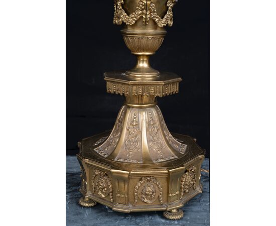 Lampada antica in ottone stile Napoleone III Francese appartenente agli inizi del XX secolo.