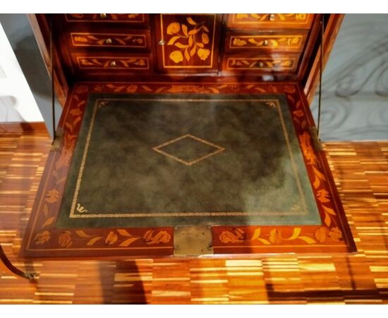 Spettacolare secretaire olandese del 1700 riccamente intarsiato