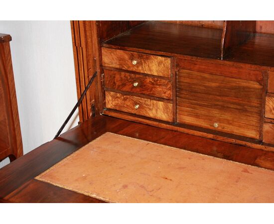 Secretaire francese di fine 1700 stile Luigi XVI in legno di noce Fiammato