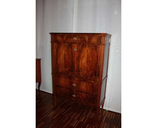 Secretaire francese di fine 1700 stile Luigi XVI in legno di noce Fiammato