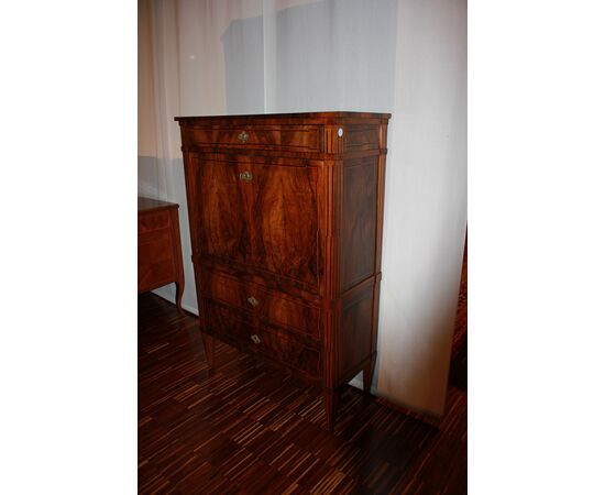 Secretaire francese di fine 1700 stile Luigi XVI in legno di noce Fiammato