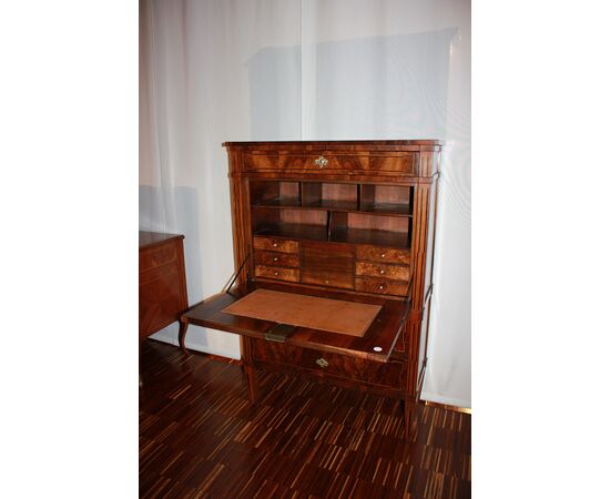 Secretaire francese di fine 1700 stile Luigi XVI in legno di noce Fiammato