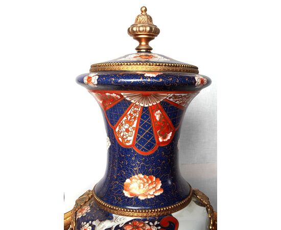 Coppia di bellissimi grandi vasi in porcellana francese di Limoges di inizio 1900 con bronzi