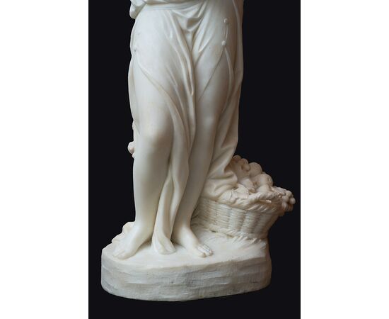 Scultura antica in marmo bianco statuario raffigurante l'allegoria dell'Estate. Francia XVIII secolo.