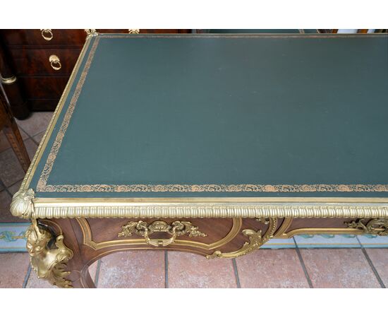 Scrivania/Bureau Plat antica ministeriale + (poltrona) Napoleone III Francese in mogano con innesti di elementi in bronzo dorato. Periodo XIX secolo.