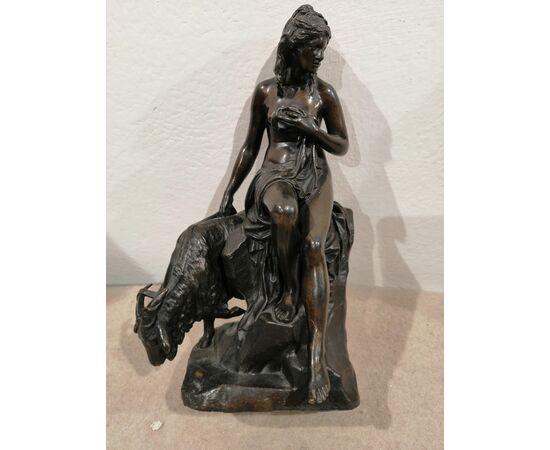 La ninfa Amaltea con la capra - Scultura in bronzo Francia XIX secolo firmata