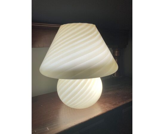 Lampada fungo di Murano anni 70 in vetro color crema lavorazione a strisce . Altezza cm 36