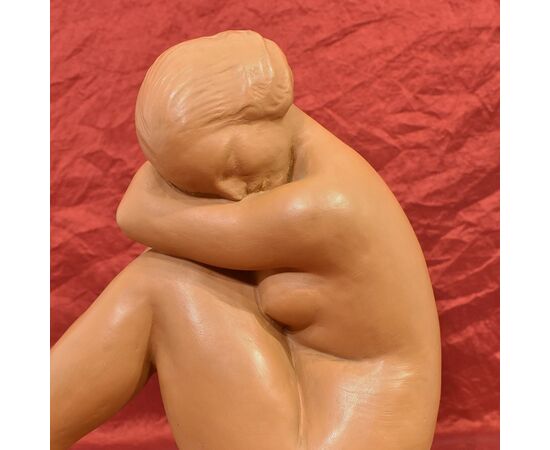 SCULTURE ART DECO IN TERRACOTTA, NUDO DI DONNA ACCOVACCIATA, AMEDEO GENNARELLI. (STTE86)