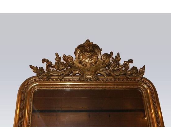 Specchiera francese stile Luigi XVI di metà 1800 dorata foglia oro con bellissima cimasa