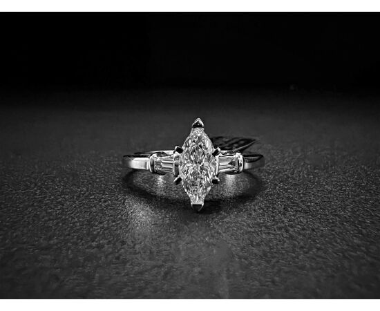 Anello con  Diamante  taglio  Marquise  0.73 ct.