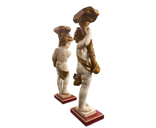 Coppia di putti stanti in legno laccato