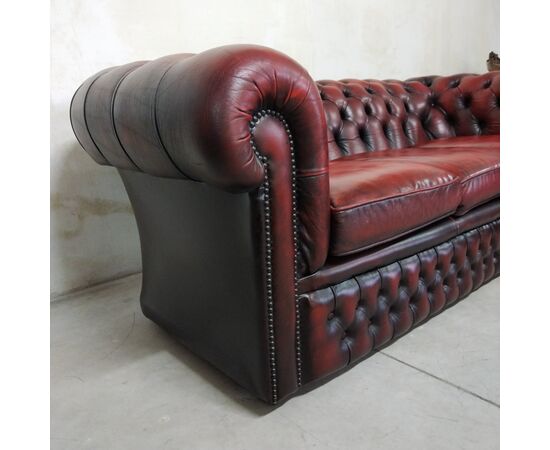 Divano Chesterfield club 3 posti inglese originale vintage in pelle rosso bordeaux anticato 