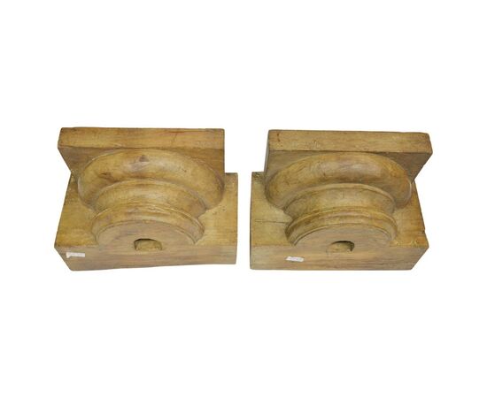 Coppia di mezzi capitelli in legno - M/740 -