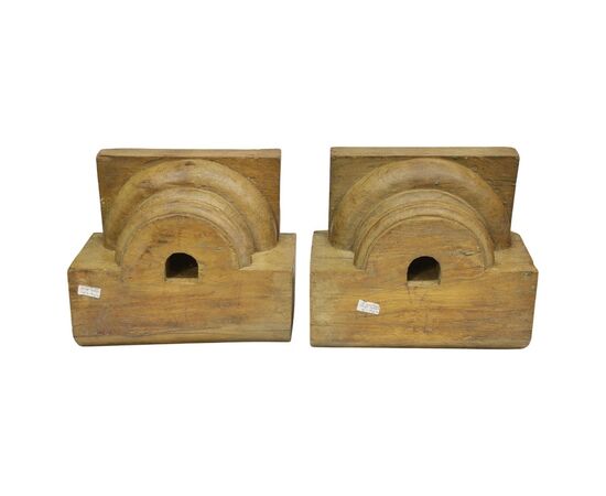 Coppia di mezzi capitelli in legno - M/740 -