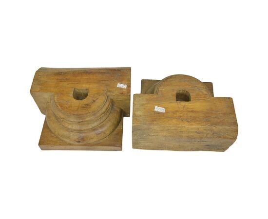 Coppia di mezzi capitelli in legno - M/740 -