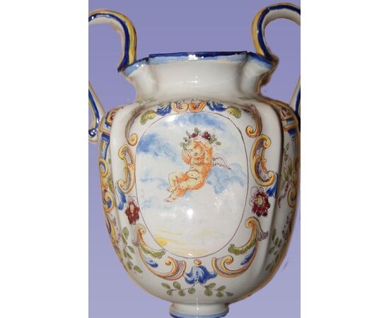 Coppia di vasi francesi del 1800 in ceramica bianca decorata blu e con putti