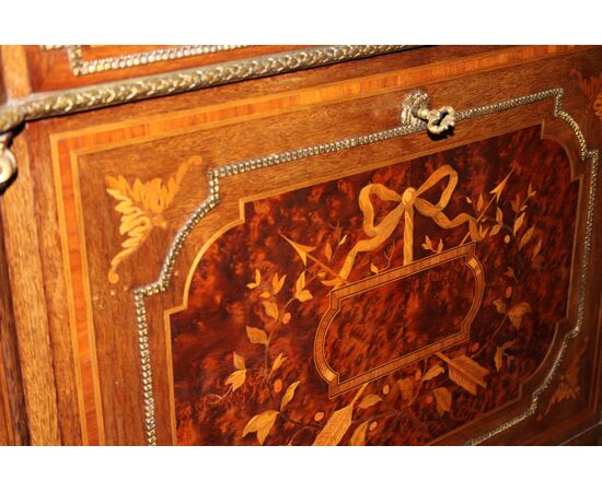 Secretaire francese stile Napoleone III del 1800 con ricchi intarsi e bronzi