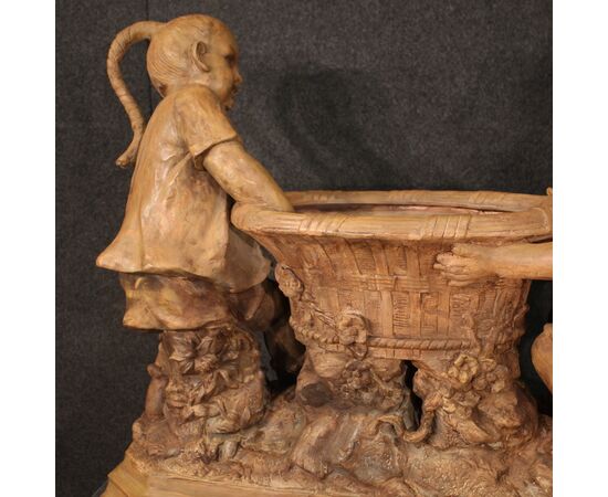 Scultura austriaca in terracotta vaso del XX secolo