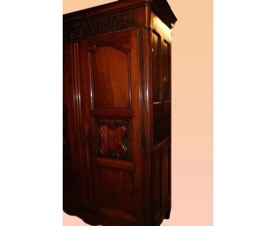 Armadio francese del 1700 stile Provenzale in legno di ciliegio con intagli