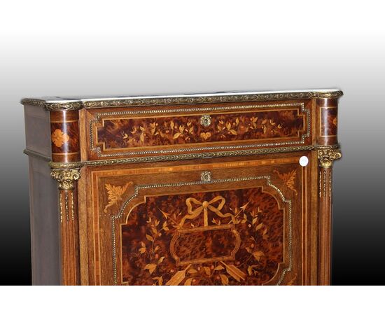 Secretaire francese stile Napoleone III del 1800 con ricchi intarsi e bronzi