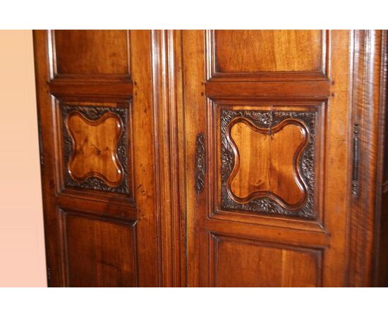 Armadio francese del 1700 stile Provenzale in legno di ciliegio con intagli