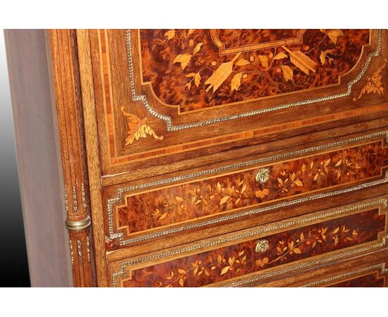 Secretaire francese stile Napoleone III del 1800 con ricchi intarsi e bronzi