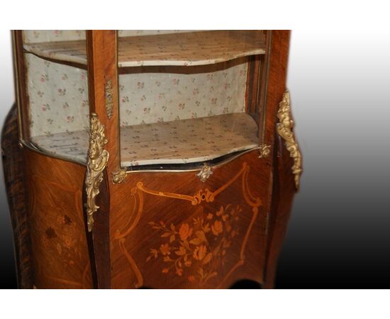 Secretaire francese stile Napoleone III del 1800 con ricchi intarsi e bronzi