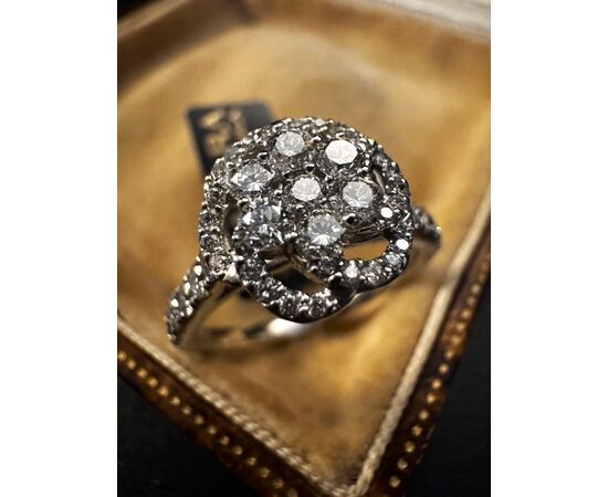 Anello  a  fiore  con  Diamanti  1.75  ct. 
