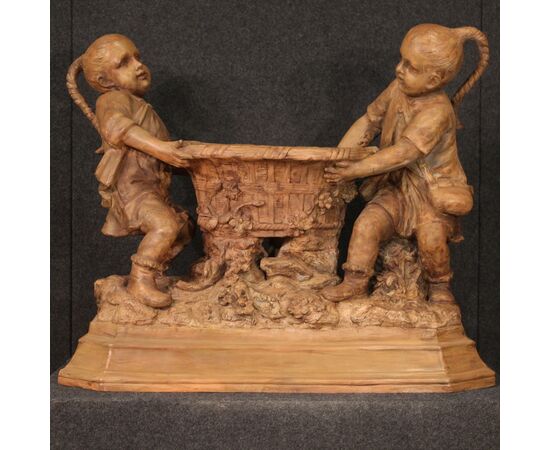 Scultura austriaca in terracotta vaso del XX secolo