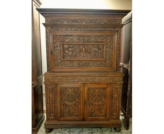 Credenza doppio corpo Italiana finemente intagliata stile Rinascimento di inizio 1900