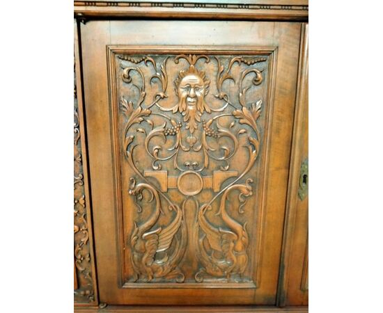 Credenza doppio corpo Italiana finemente intagliata stile Rinascimento di inizio 1900