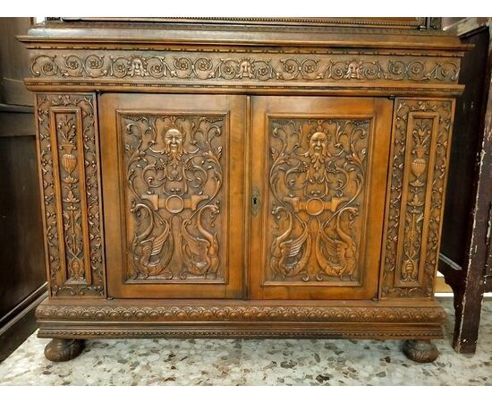 Credenza doppio corpo Italiana finemente intagliata stile Rinascimento di inizio 1900