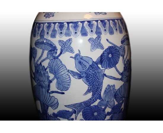 Vaso cinese in porcellana bianca decorata azzurra carpe Koi e piante