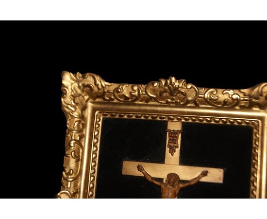 Crocifisso francese di inizio 1800 con Cristo in legno e stupenda cornice dorata