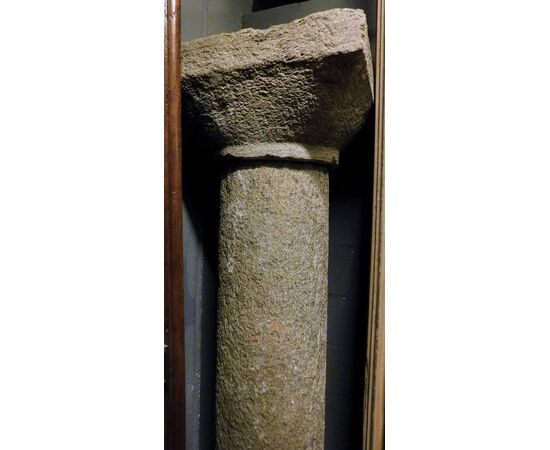  DARS634 - Colonna in pietra. Epoca '600, misure cm L 60 x P 60 x H 197 