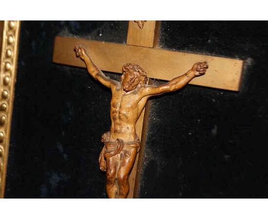 Crocifisso francese di inizio 1800 con Cristo in legno e stupenda cornice dorata