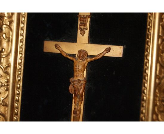 Crocifisso francese di inizio 1800 con Cristo in legno e stupenda cornice dorata