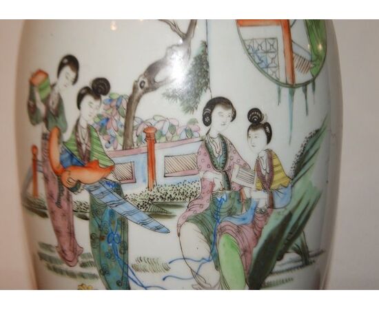 Vaso cinese del 1800 in porcellana bianca decorata con personaggi femminili