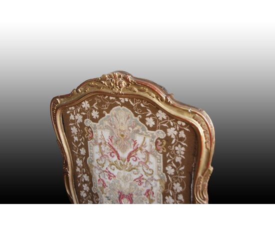 Parascintille francese de 1800 in legno dorato foglia oro con tessuto ricamato a piccolo punto 