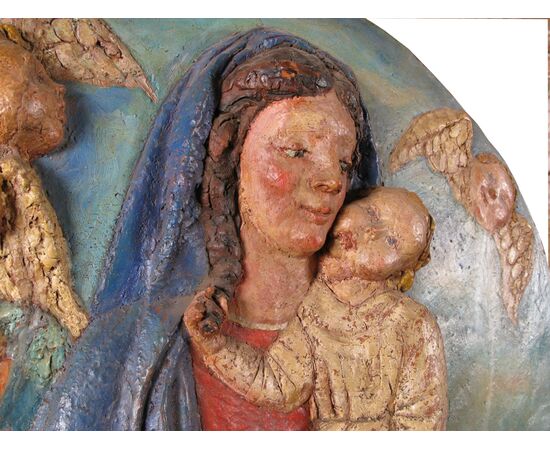 Madonna con Bambino, tondo in terracotta policroma del XX° secolo