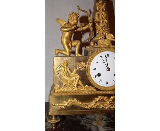 Antico orologio da tavolo francese del 1800 stile Impero con cupido e muse in bronzo dorato al mercurio