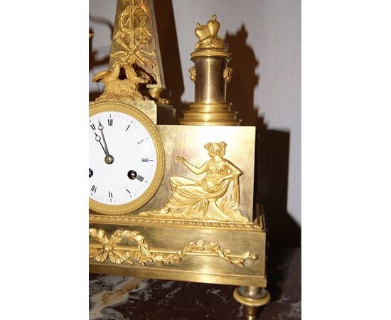 Antico orologio da tavolo francese del 1800 stile Impero con cupido e muse in bronzo dorato al mercurio