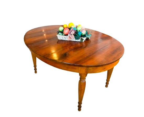 Tavolo ovale elegante dell'Ottocento