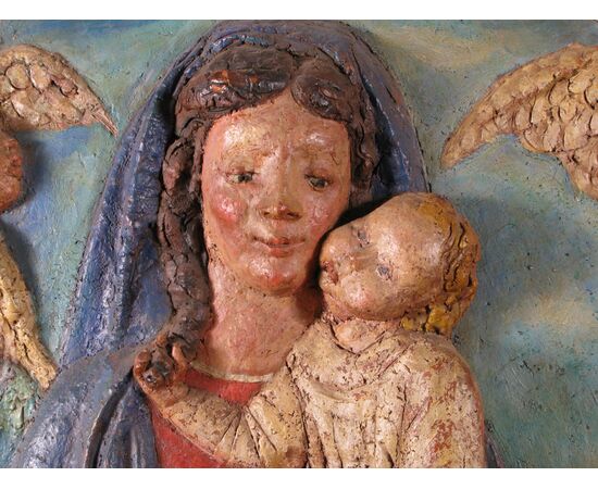 Madonna con Bambino, tondo in terracotta policroma del XX° secolo