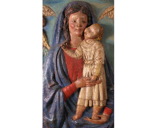 Madonna con Bambino, tondo in terracotta policroma del XX° secolo